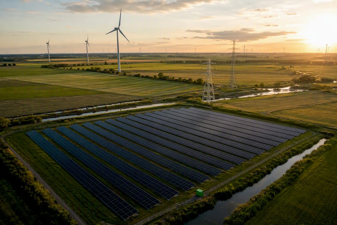 De Nederlandse energiemix met windmolens en zonnepanelen