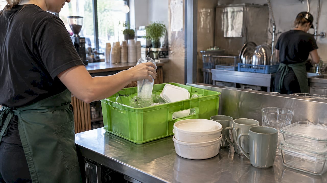 Plastic wegwerpverpakkingen in een inzamelpunt bij het café