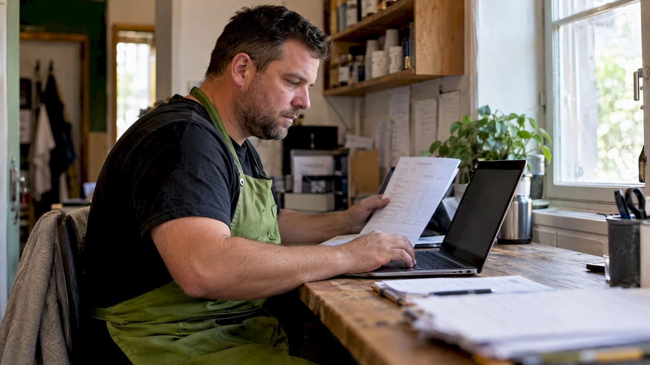 Café-eigenaar verwerkt de gegevens voor het impactrapport