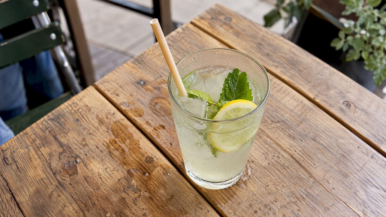 Huisgemaakte limonade met een rietje van plantaardig materiaal
